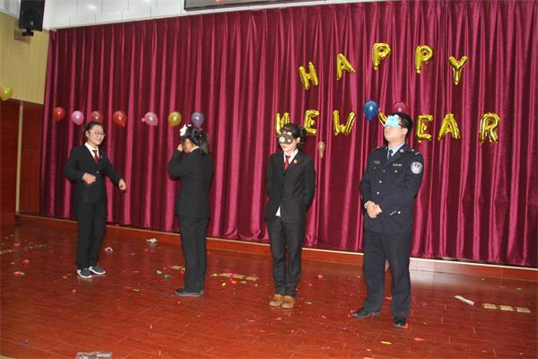 新春成语一人比划一人猜_你比划我来猜搞笑成语