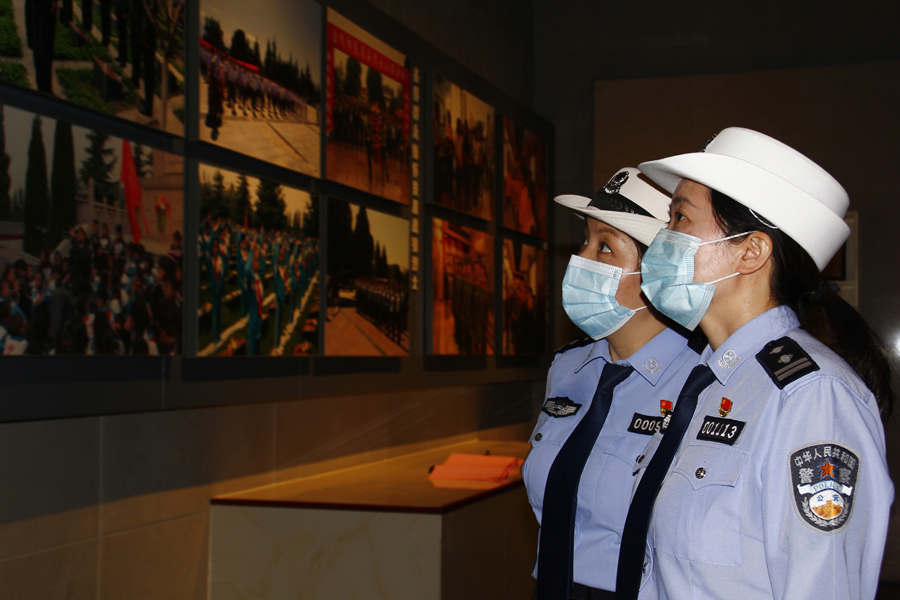 仰慕英雄   摄影  魏金光18992792652.jpg