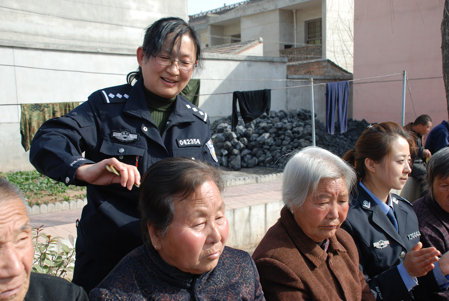 敬老爱老 闫义鹏摄.JPG