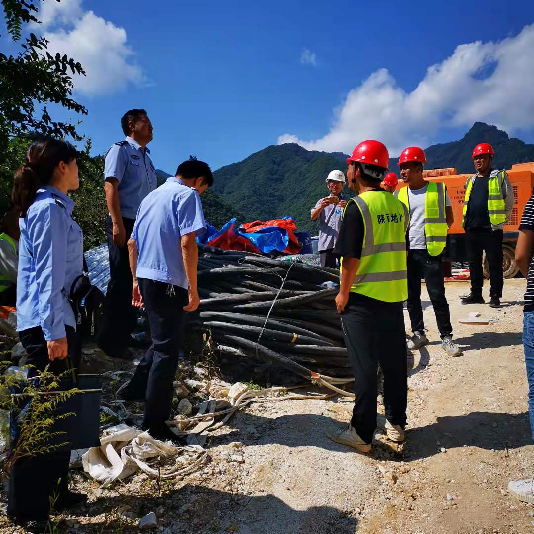 佛坪公安民警开展执法检查.jpg