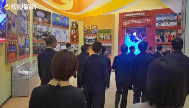 党的二十大陕西省代表团参观“奋进新时代”主题成就展
