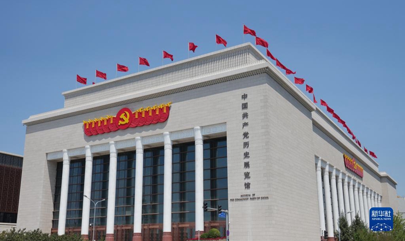 党的十九大以来以习近平同志为核心的党中央贯彻执行中央八项规定、推进作风建设综述